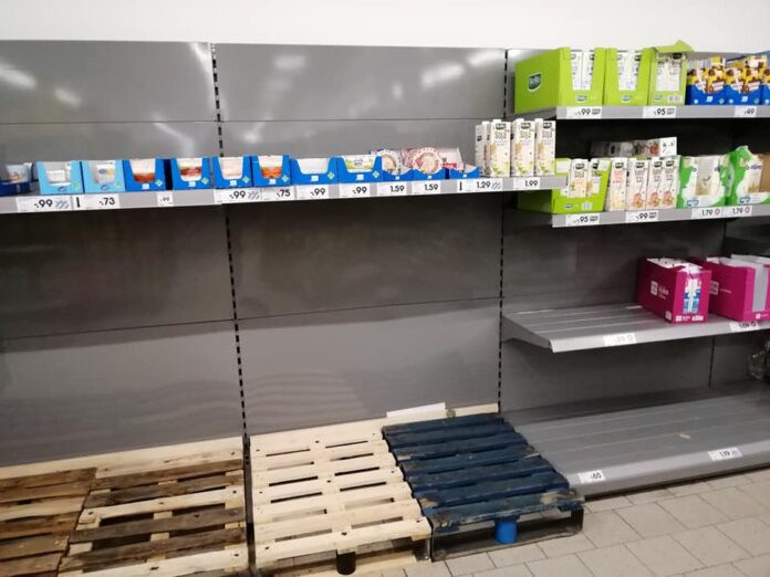 Milch weg leeres Regal im Supermarkt
