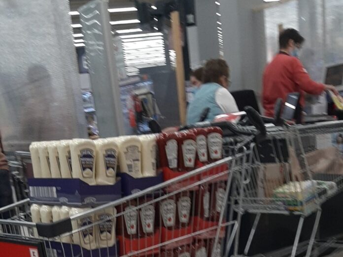 Ein Einkaufswagen voller Ketchup.