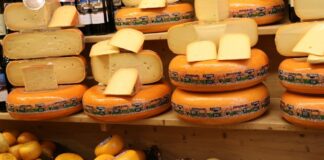 Viel Käse auf einem Regal