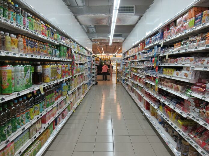 Supermarkt mit Kunden und Produkten