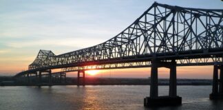 Mississippi Brücke im Sonnenuntergang.