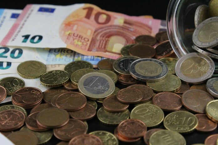 Euro Geldscheine und Münzen