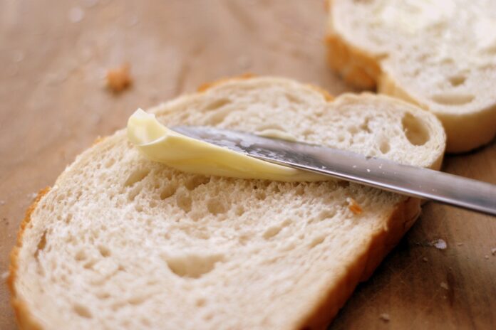 Margarine auf einem Brot.