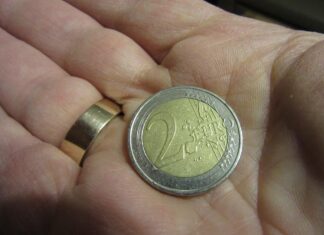 Zwei Euro Münze in Hand