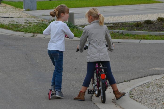 Kinder mit dem Fahrrad