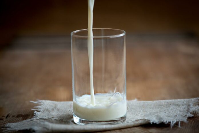Milch einschenken in Glas