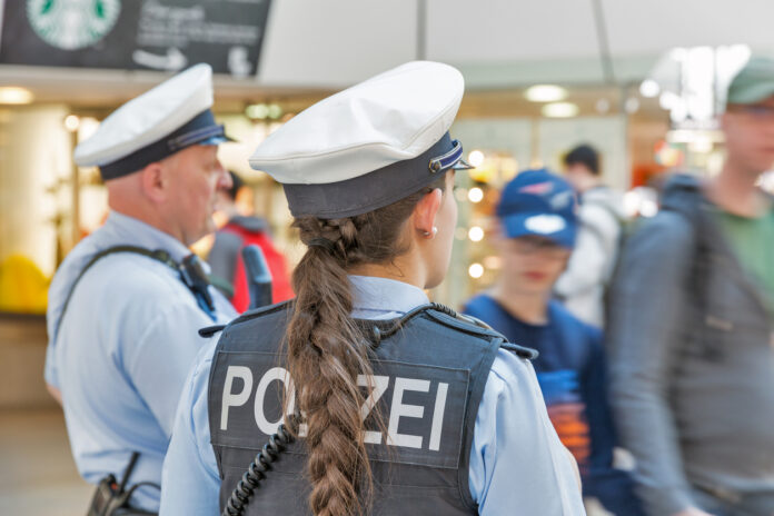 Polizisten am Flughafen