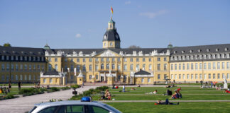 Karlsruher Schlossgarten mit Polizei