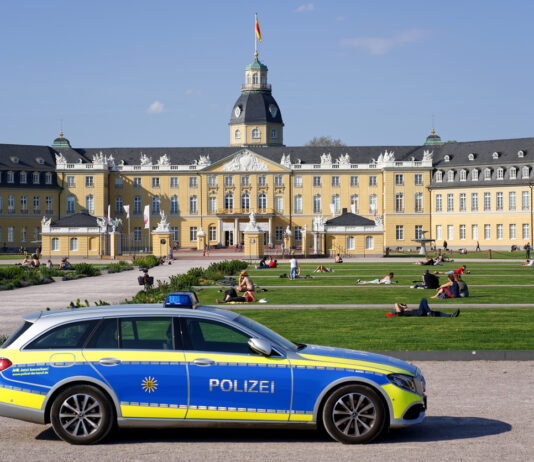 Karlsruher Schlossgarten mit Polizei