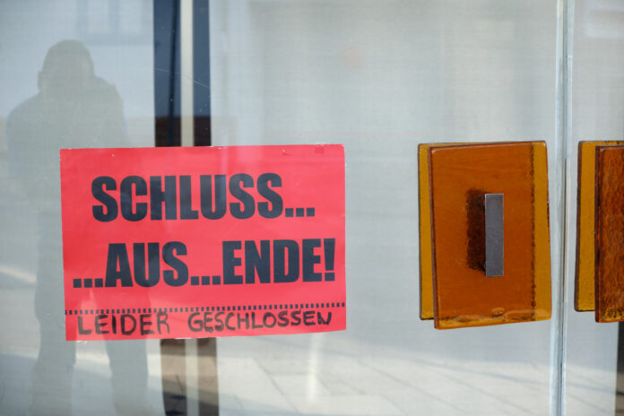 Ein rotes Schild ist an einer Ladentür angeklebt. Darauf steht "Schluss ... Aus ... Ende! Leider geschlossen." Eine weitere deutsche Kette ist nun insolvent.
