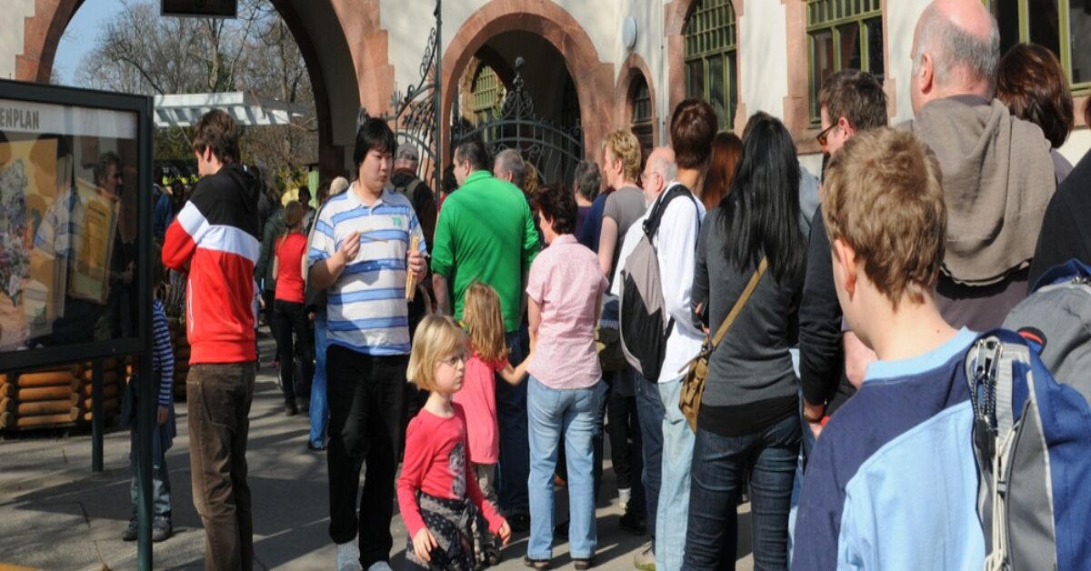 Besucher-Zoo-in-deutscher-Gro-stadt-f-hrt-kostenlosen-Eintritt-ein