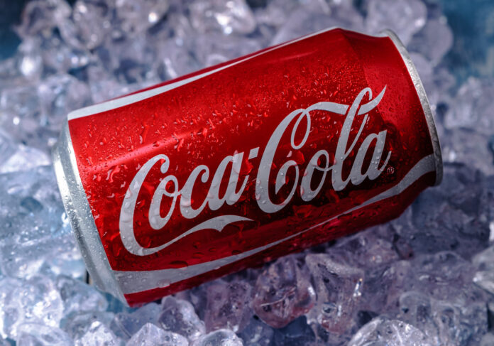 Coca Cola Dose mit Eis