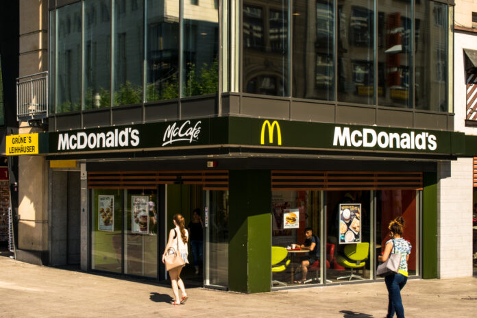 McDonald's-Fastfood-Restaurant in Stadt