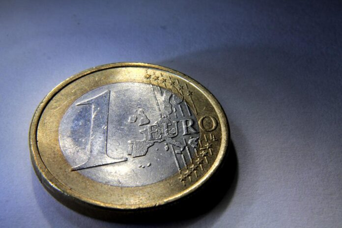 1-Euro Münze in Geldbeuteln