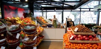 Große Obst- und Gemüseabteilung im Supermarkt.
