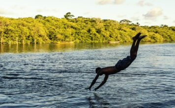 Person springt in den Fluss