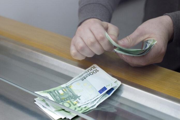 Bargeld am Bank Schalter abheben