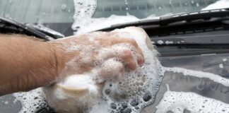 Auto wird von Hand gewaschen