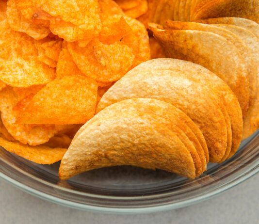 Chips in einer Schale.
