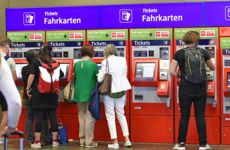 Fahrkartenautomat mit 9-Euro-Ticket Zugfahrt
