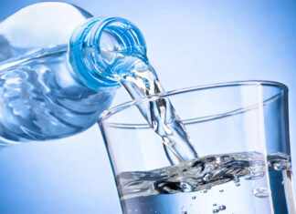 Mineralwasser ins Glas