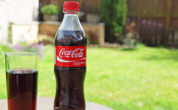 Cola Flasche und Glas stehen auf dem Tisch