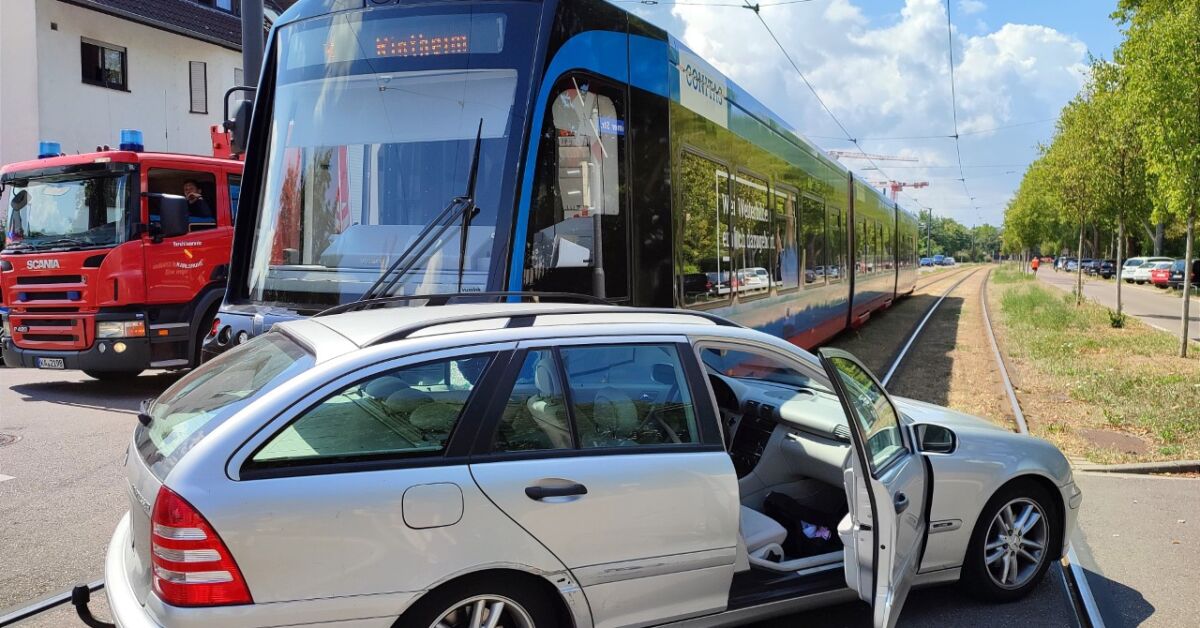 Bahn-rammt-wieder-Auto-in-Karlsruhe-Fahrer-muss-befreit-werden