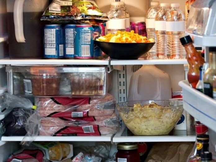 Voller Kühlschrank mit Lebensmittel