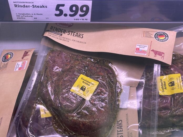 Steak diebstahlgesichert im Supermarkt