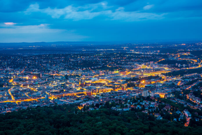 Man sieht eine Großstadt in der Nacht, teils beleuchtet, teils mit Blackout