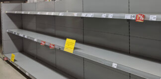 Leeres Regal in deutschem Supermarkt