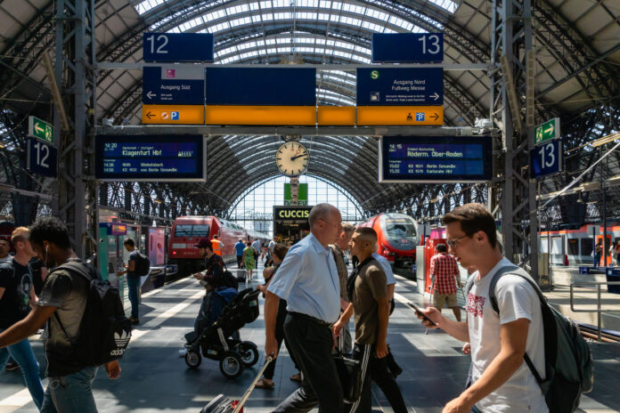 Reisende im Bahnhof mit 9-Euro-Ticket