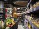 Frau beim Einkaufen im Supermarkt