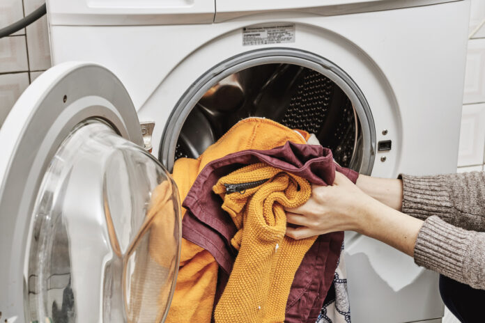 Waschmaschine mit Wäsche