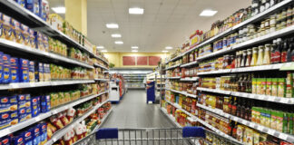 Supermarktregale mit Lebensmittel