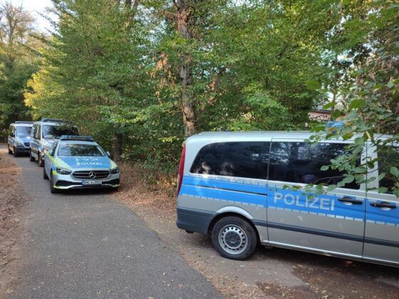 Polizei Großaufgebot am Wald
