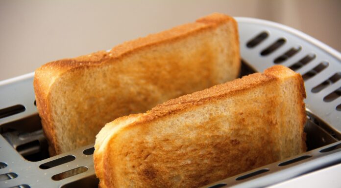 Frischer Toast im Toaster.