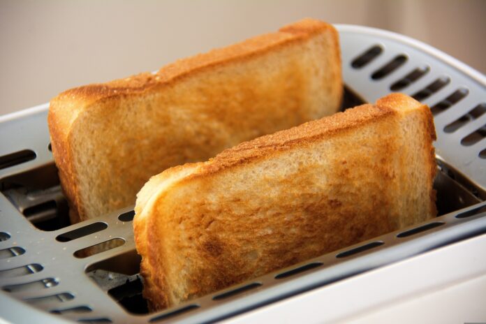 Frischer Toast im Toaster.