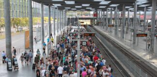 Viele Menschen am Bahnhof.