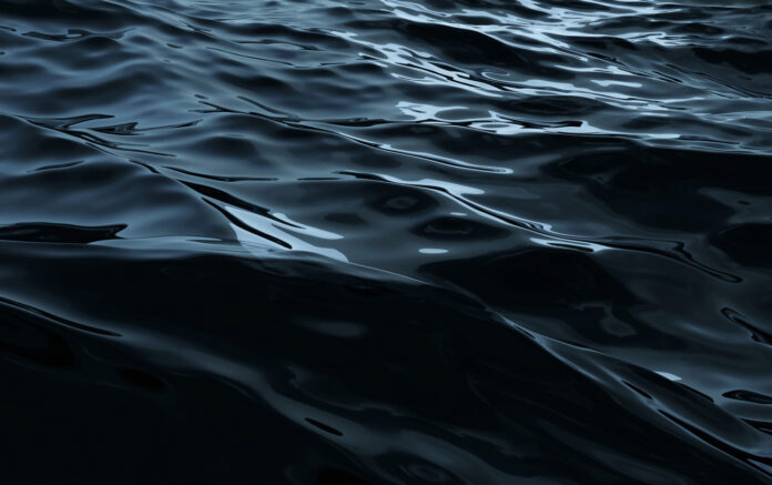 Schwarzes Wasser in einem See.