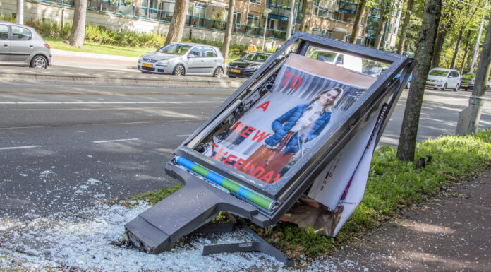 Eine zerstörte Werbetafel in der Innenstadt.