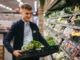 Arbeiter in deutschen Supermarkt füllt Ware auf