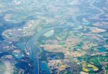Eine Luftaufnahme von Karlsruhe und dem Rhein