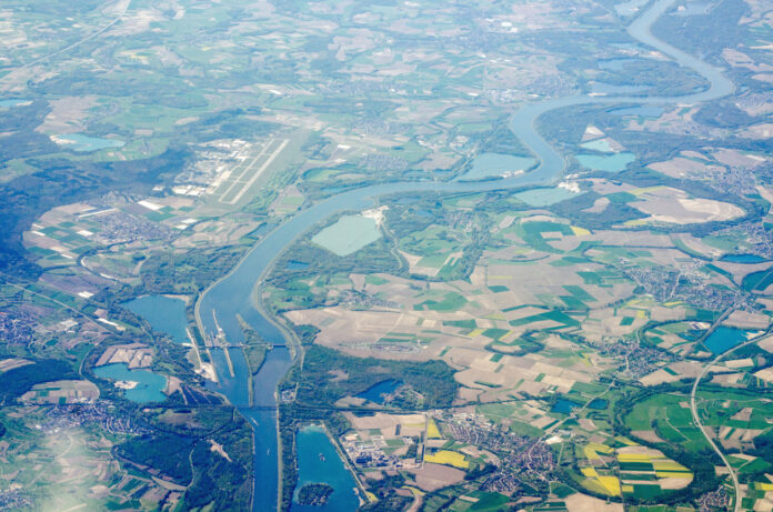 Eine Luftaufnahme von Karlsruhe und dem Rhein