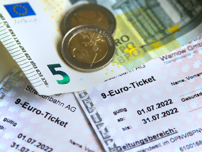 Das 9-Euro-Ticket für Juli und Geld.