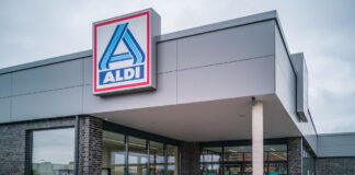 Der Eingang einer Filiale von Aldi Nord. Das Geschäft ist groß und grau. Oben ist das Logo des Supermarkts abgebildet.