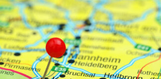 Eine Karte von Deutschland mit einem Pin auf Karlsruhe.