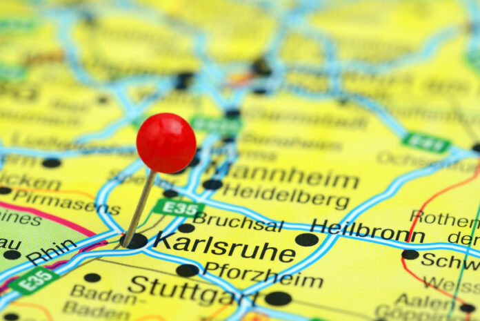 Eine Karte von Deutschland mit einem Pin auf Karlsruhe.