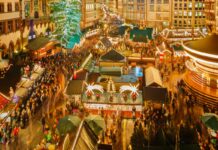 Weihnachtsmarkt mit vielen Menschen