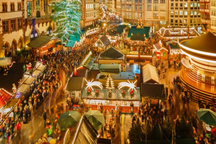 Weihnachtsmarkt mit vielen Menschen